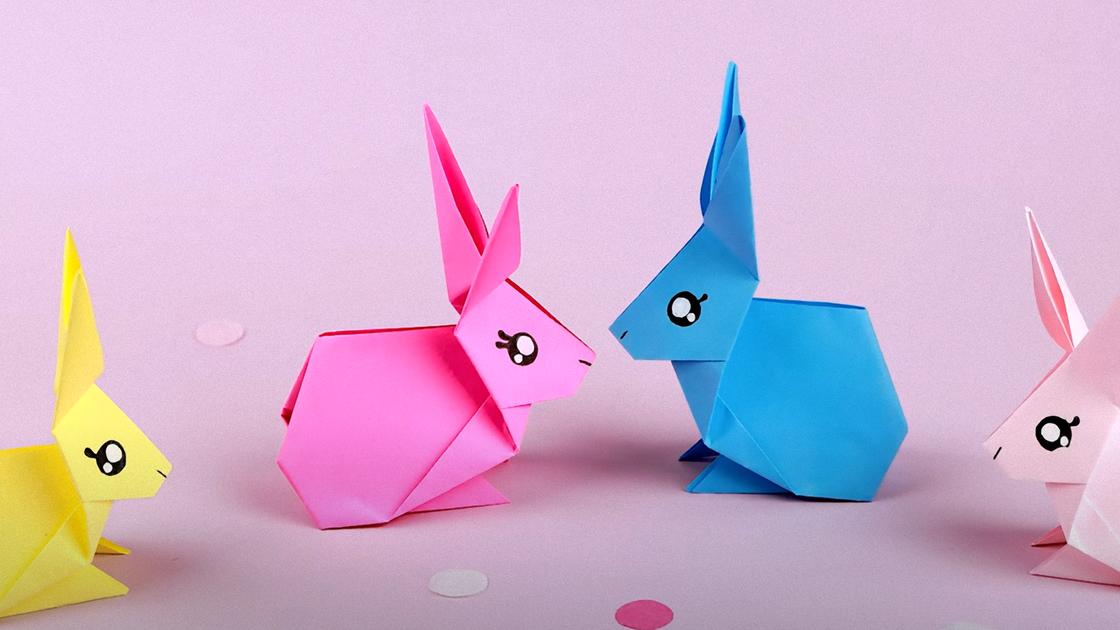 Разноцветные зайчики сделаны из цветной бумаги в технике оригами