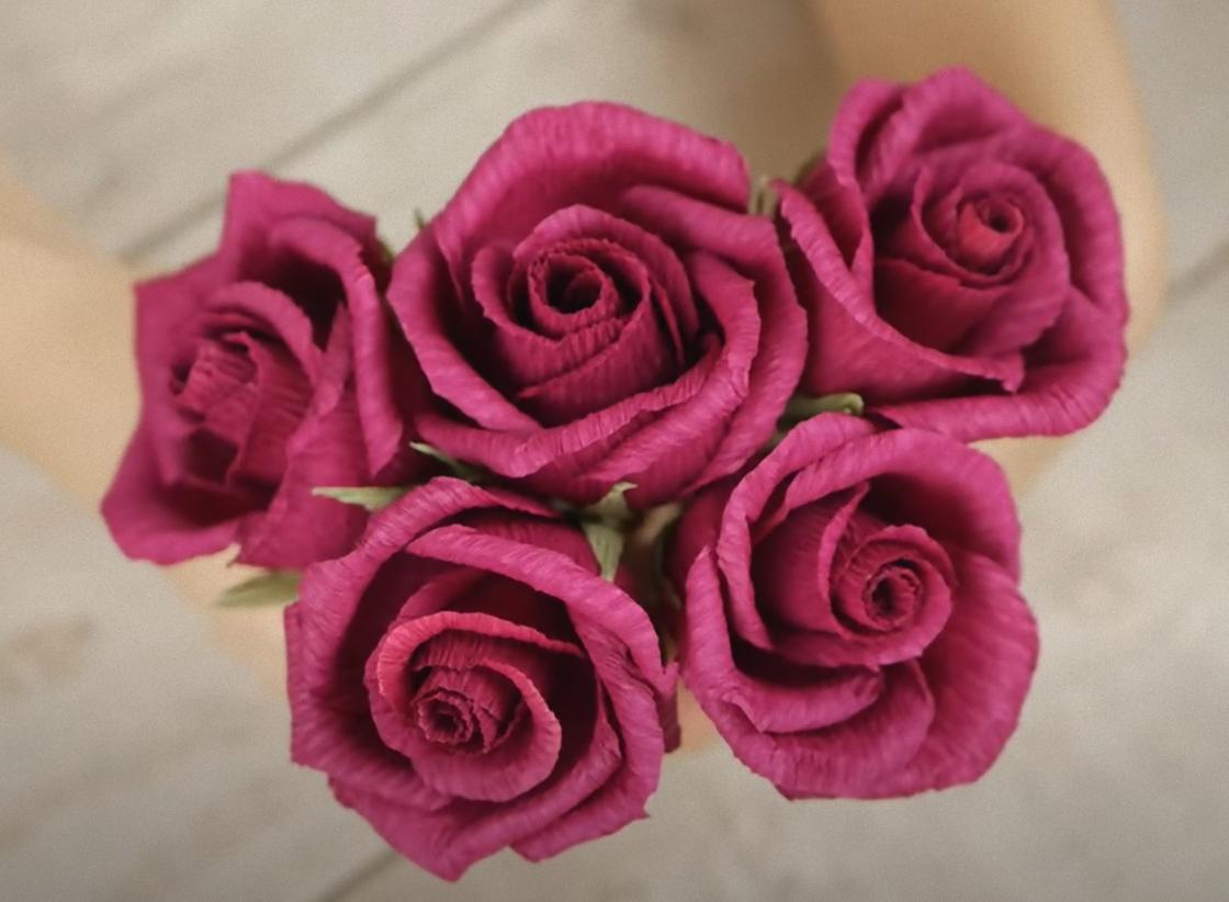 Букет из пяти роз. Розы сделаны из гофрированной бумаги бордового цвета