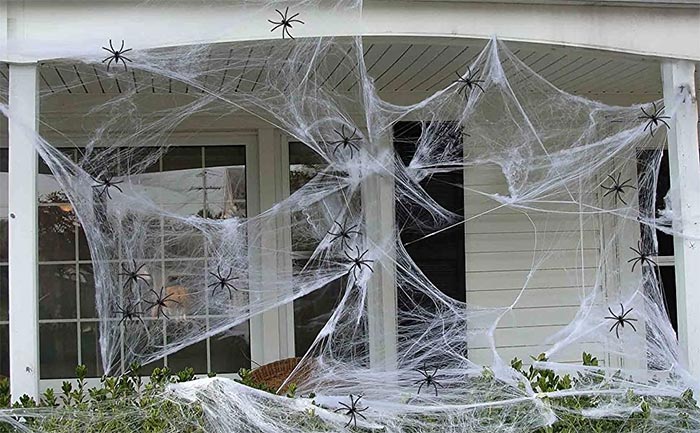 На картинке видно - Ужасно красиво! Украшение дома к Хэллоуину, рис. Паутина с пауками