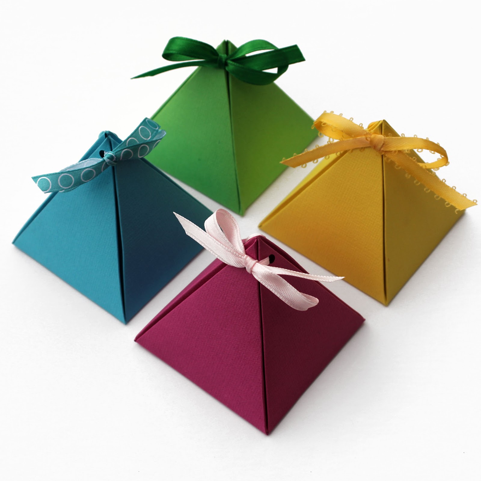Разноцветные пирамидки из картона для украшения подарков