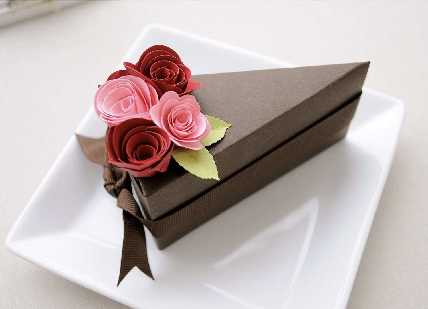 Картонная подарочная коробка в форме торта