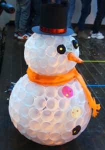 Снеговик из пластиковых стаканчиков - отличное украшение для новогоднего корпоратива