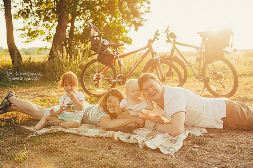 идея семейной фотосессии на велосипеде
