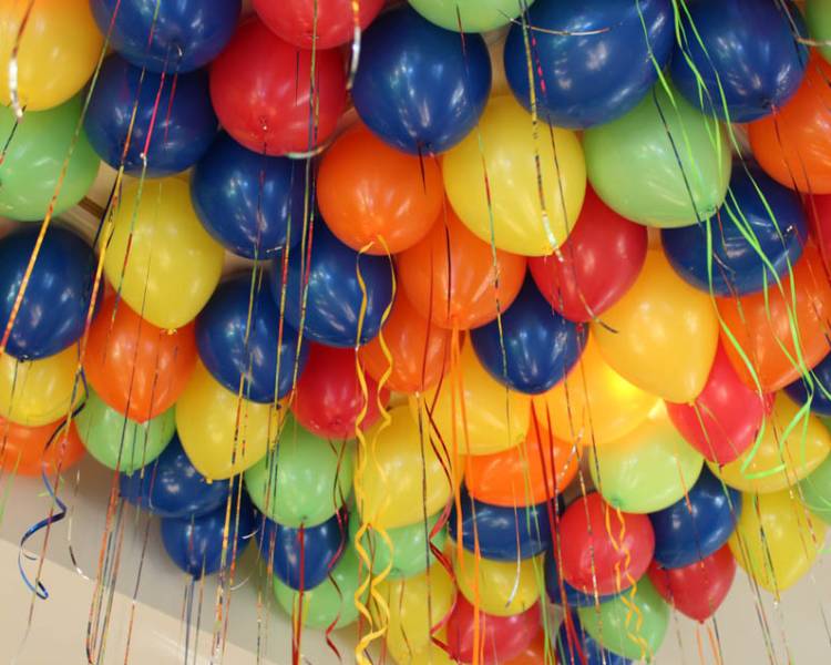 воздушные шары под потолком