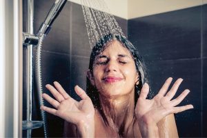 чем хорош контрастный душ для женщин, имидж