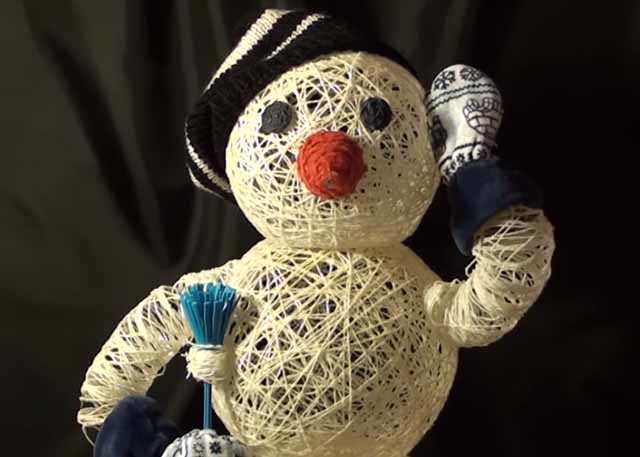 снеговик из ниток с поднятой рукой