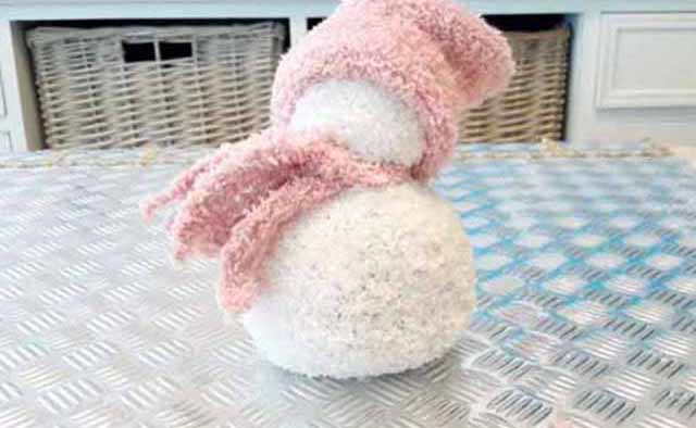 снеговик в шапке из носка