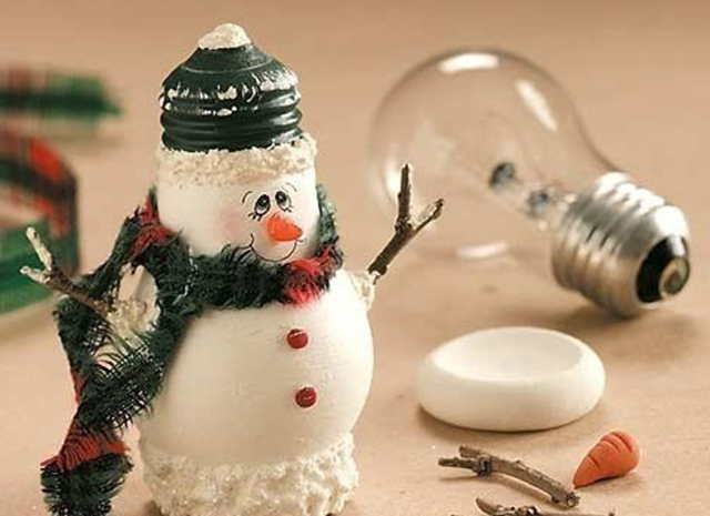 снеговик и лампочка