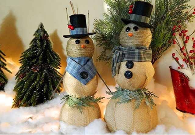 снеговики из пенопластовых шаров и мешковины