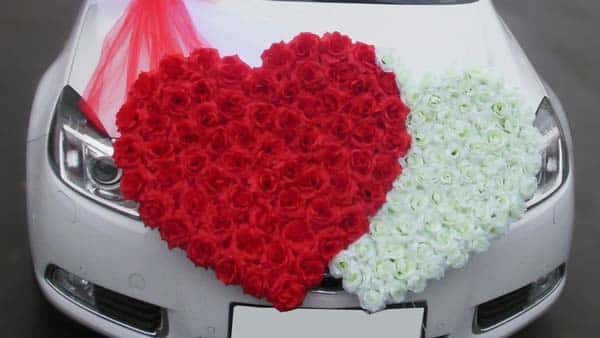 Розы на авто в форме сердечек