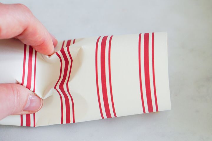 Пошаговая сборка конфеты из бумаги