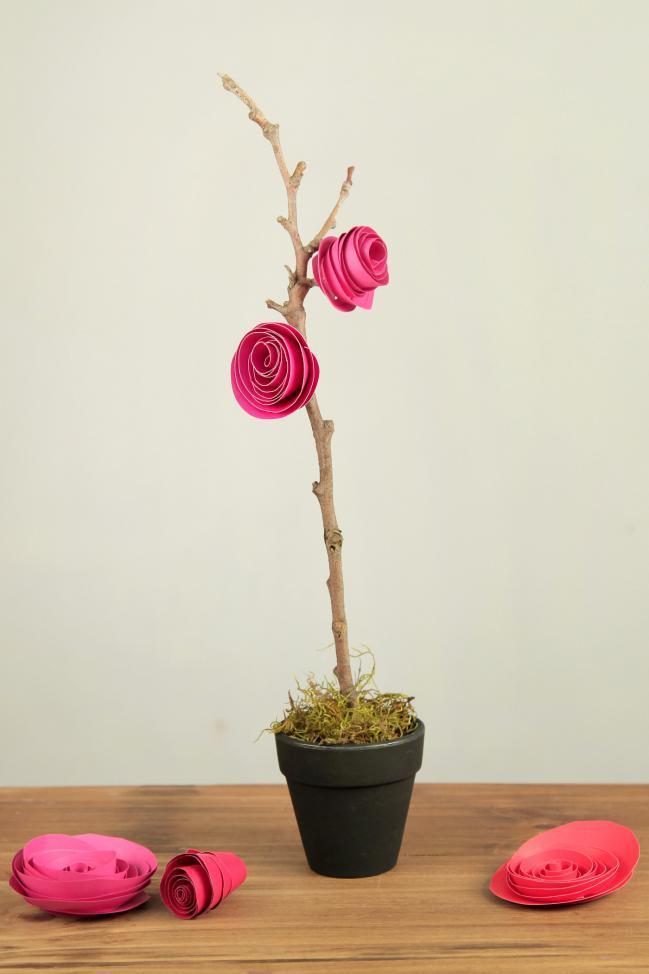 Простой способ украсить дом - бумажные розы на сухой ветке