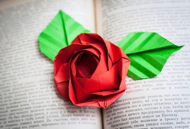 Бумажная роза оригами